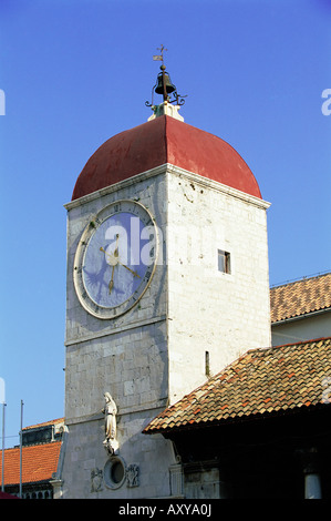 La tour de l'horloge sur le 15e siècle Town Hall, Trogir, Site du patrimoine mondial de l'UNESCO, la Dalmatie, Croatie, Europe Banque D'Images