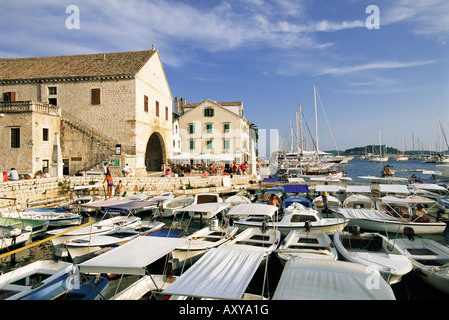 Vue sur le port et la promenade, la ville de Hvar, Hvar, Dalmatie, côte dalmate, en Croatie, en Europe Banque D'Images