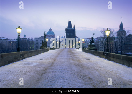 Le pont Charles en hiver la neige, Prague, Site du patrimoine mondial de l'UNESCO, la République tchèque, l'Europe Banque D'Images