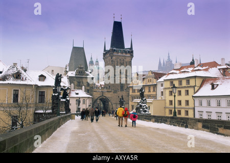 Pont Charles et de la cathédrale Saint-Guy de Prague, la neige en hiver, Site du patrimoine mondial de l'UNESCO, la République tchèque, l'Europe Banque D'Images