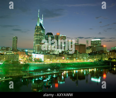 Sur les toits de la ville et à la tombée de la rivière Cumberland, Riverfront Park, Nashville, Tennessee, États-Unis d'Amérique, Amérique du Nord Banque D'Images