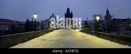 Le pont Charles en hiver la neige, Prague, Site du patrimoine mondial de l'UNESCO, la République tchèque, l'Europe Banque D'Images