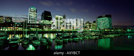 Restaurants et cafés au crépuscule, du front de mer de Puerto Madero, Buenos Aires, Argentine, Amérique du Sud Banque D'Images
