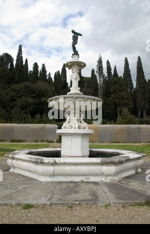 Fontaine avec une copie de la Vénus - Florence par Giambologna dans les jardins de la Villa Medici la Petraia Banque D'Images