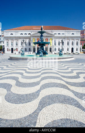 Mosaïques et fontaine avec l'Opéra de Lisbonne dans l'arrière-plan, Praca Dom Pedro IV (place Rossio), Lisbonne, Portugal, Europe Banque D'Images