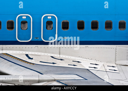 Gros plan de l'aile côté port sur les sorties d'urgence d'un Boeing 737-400 KLM. Banque D'Images