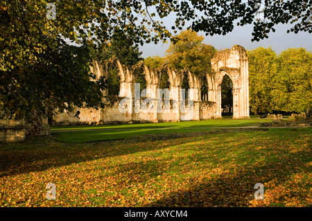 Ruines de l'abbaye de St Marys dans les jardins du Musée de York Banque D'Images