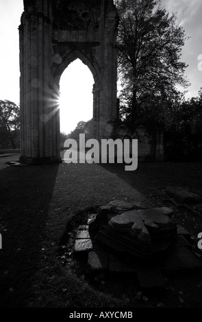 Ruines de rétro-éclairé dans l'abbaye de St Marys Musée Jardins à York Banque D'Images