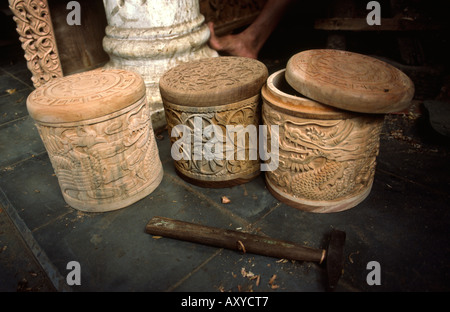 Java Indonésie Jepara Meubles d'artisanat, de caisses en bois avant la finition Banque D'Images