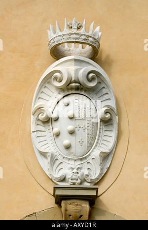 Les Médicis et de Lorraine armoiries sur la façade de la Villa Medici la Petraia, Sesto Forientino près de Florence Toscane Italie Banque D'Images