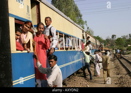 L'Himachal Pradesh en Inde rurale d'embarquement pour le transport de passagers sur la ligne à voie étroite vers Pathankot Banque D'Images