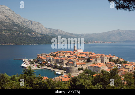 Vue de la colline de toits de tuiles rouges de la vieille ville médiévale et Bay, île de Korcula, Croatie, Dalmatie, Côte Adriatique, Europe Banque D'Images