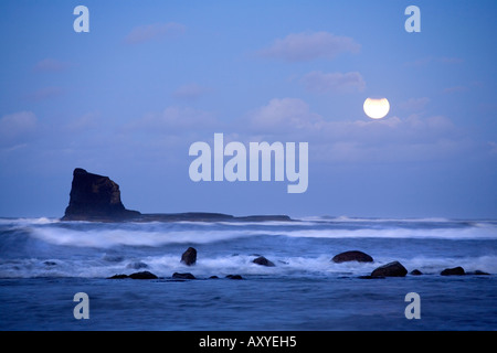 Éclipse lunaire partielle dans Saltwick au nab Black Bay, près de Whitby, North Yorkshire Angleterre prises le 07 septembre 2006 Banque D'Images