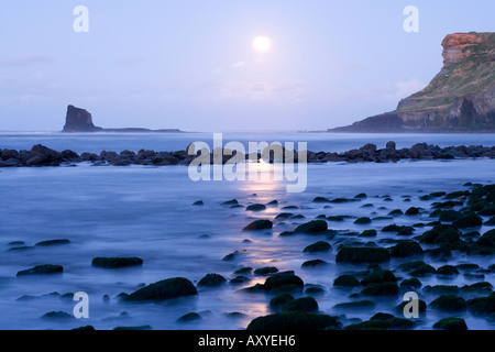 Éclipse lunaire partielle dans Saltwick au nab Black Bay, près de Whitby, North Yorkshire Angleterre prises le 07 septembre 2006 Banque D'Images