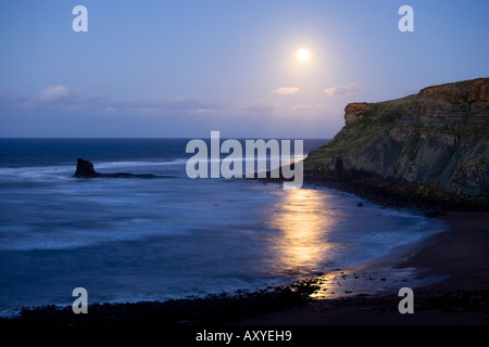 Éclipse lunaire partielle dans Saltwick au nab Black Bay, près de Whitby, North Yorkshire Angleterre prises le 07 septembre 2006 Banque D'Images