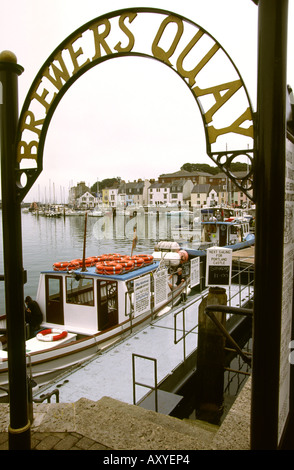 Weymouth Dorset UK Brewers Quay signe à château de Portland en bateau ponton Banque D'Images