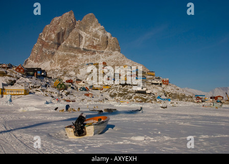 Un bateau est situé au-dessus de la mer gelée à l'extérieur de l'Uummannaq, au nord ouest du Groenland. Banque D'Images