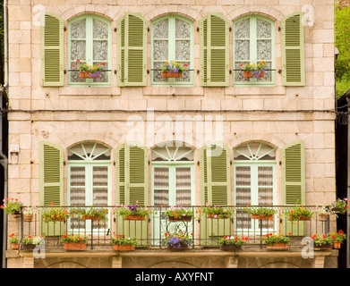 Volets en bois vert coloré de fleurs et balcon couvert sur old stone building in Dinan, Bretagne, France, Europe Banque D'Images