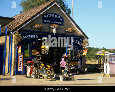 GOATHLAND NORTH YORKSHIRE UK Garage Aidensfield Septembre et Scripps Funeral Services Banque D'Images