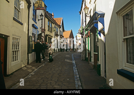 WHITBY, NORTH YORKSHIRE UK septembre jusqu'à l'une des étroites rues pavées de la Vieille Ville Banque D'Images