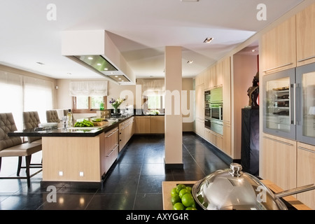 Cuisine moderne dans villa Banque D'Images