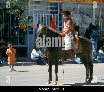 Gallup - Nouveau Mexique - USA - 85e festival inter-tribale peu jeune Indien avec visage peint sur un poney Banque D'Images