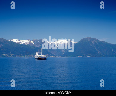 Voiture et ferry passager sur sognefjord avec balestrand au-delà, vu de vangsnes, près de vik, Sogn og Fjordane, en Norvège. Banque D'Images