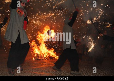 Les hommes, gesticulant, pierres d'artifice pétards au festival espagnol catalogne costa brava espagne Banque D'Images