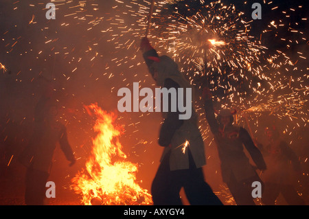 Les hommes, gesticulant, pierres d'artifice pétards au festival espagnol catalogne costa brava espagne Banque D'Images