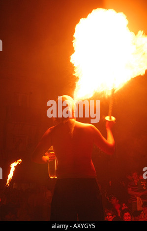 Mangeur de feu reniflard en espagnol festival à castello de empuries catalogne costa brava espagne Banque D'Images