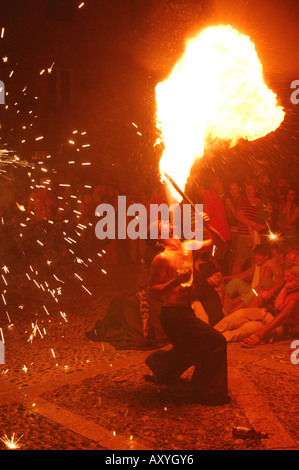 Mangeur de feu reniflard en espagnol festival à castello de empuries catalogne costa brava espagne Banque D'Images