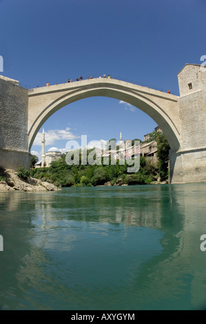 Le nouveau Vieux Pont sur le courant rapide de la rivière Neretva, Mostar, en Bosnie, la Bosnie-Herzégovine, l'Europe Banque D'Images