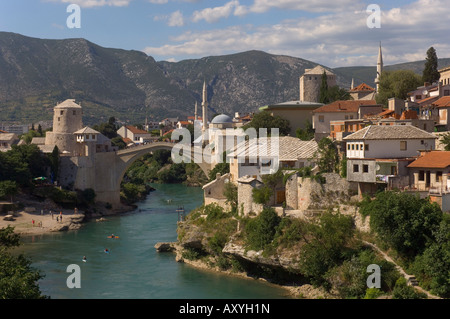 Le nouveau Vieux Pont sur le courant rapide de la rivière Neretva, Mostar, en Bosnie, la Bosnie-Herzégovine, l'Europe Banque D'Images