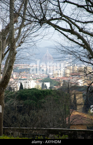 Vue de Florence avec la coupole de la distance, des jardins de la Villa La Petraia, Sesto Fiorentino, Toscane Banque D'Images