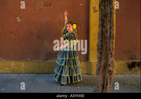 Séville une jeune fille dans un flamenco typiques présentent Banque D'Images