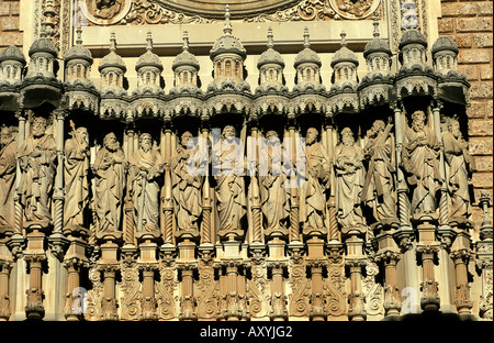 Montserrat la façade de la cathédrale avec des reliefs montrant l'apostels Banque D'Images