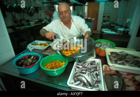 Cuisine en restaurant, Sanlucar de Barremeda Banque D'Images