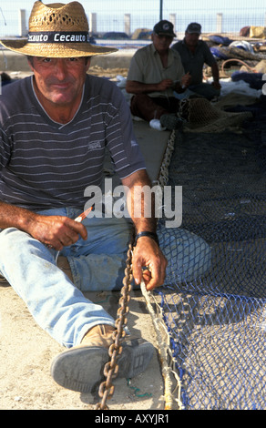 Sanlucar de Barremeda un pêcheur réparer ses filets à lonja de Bonanza Banque D'Images