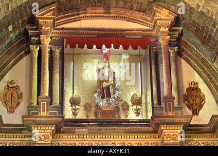 Statue religieuse tenant un sabre Banque D'Images