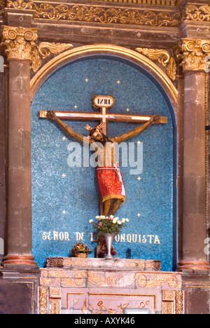Autel de l'Eglise avec Jésus sur la croix Banque D'Images