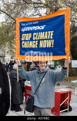 Militant de Greenpeace à stopper le changement climatique Le changement climatique maintenant bannière en mars le 3 décembre à Londres UK Banque D'Images