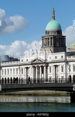 Le Custom House qui date de 1791 et la rivière Liffey Dublin Ireland au premier plan id l'Talbot Memorial Bridge Banque D'Images