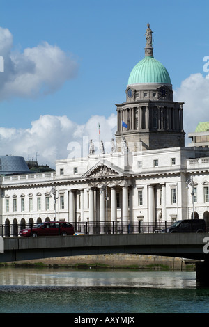 Le Custom House qui date de 1791 et la rivière Liffey Dublin Ireland au premier plan id l'Talbot Memorial Bridge Banque D'Images