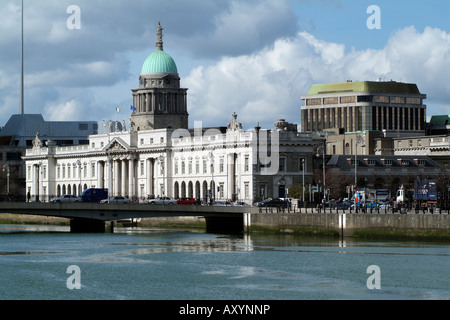 Le Custom House qui date de 1791 et la rivière Liffey Dublin Ireland Banque D'Images