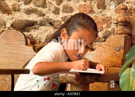 Joli enfant à faire leurs devoirs Banque D'Images