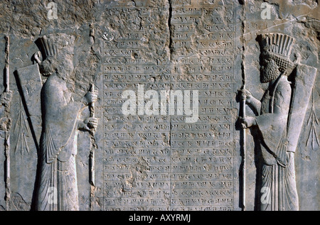 Inscriptions sur un mur à Persépolis (Takht-e Jamshid) près de la ville iranienne de Chiraz. Banque D'Images