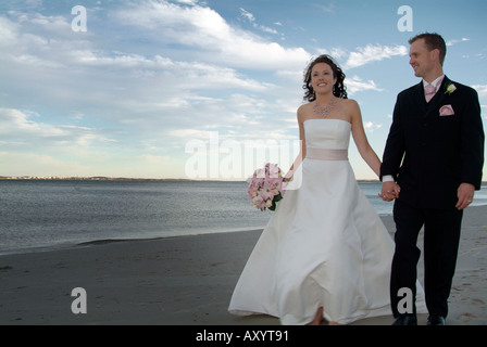 Les jeunes, en couple, en célébrant, leur, mariage, sur une plage, de l'Australie, de la joie,, heureux, sourire, sourire, romantique, romance, mariage, g Banque D'Images
