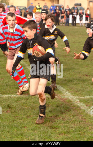 Match de rugby Junior moins de 12 ans les joueurs s'affrontent dans le jeu de l'équipe locale dans le Somerset en Angleterre seulement UTILISATION ÉDITORIALE Banque D'Images