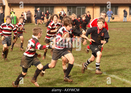 Match de rugby Junior moins de 12 ans les joueurs s'affrontent dans le jeu de l'équipe locale dans le Somerset en Angleterre seulement UTILISATION ÉDITORIALE Banque D'Images