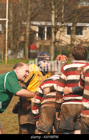 Match de rugby Junior de moins de 12 joueurs écouter le match arbitre expliquant la technique mêlée USAGE ÉDITORIAL SEULEMENT Banque D'Images